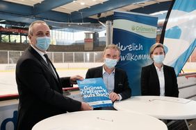 OB Thomas Geisel (M.), Dr. Udo Brockmeier, Vorstandsvorsitzender der Stadtwerke Düsseldorf, und Eva Kulot, Leiterin des Sportamtes, nach der symbolischen Vertragsunterzeichnung. Foto: Gstettenbauer