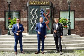 Die neuen Beigeordneten Dr. Michael Rauterkus (l.) und Dipl.-Ing. Jochen Kral haben im Rathaus von Oberbürgermeister Dr. Stephan Keller (M.) ihre Ernennungsurkunde erhalten und den Amtseid abgelegt; Foto: Zanin 