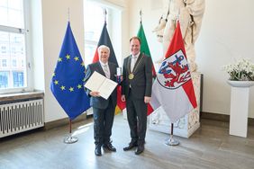 Oberbürgermeister Dr. Stephan Keller (r.) überreichte am Montag, 1. Juni 2026, Frerich Görts das Verdienstkreuz am Bande des Verdienstordens der Bundesrepublik Deutschland, Foto: Landeshauptstadt Düsseldorf/Claus Langer