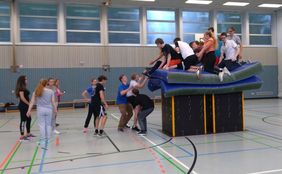 Schülerinnen und Schüler beim gemeinsamen Sportprogramm.