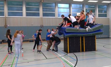 Schülerinnen und Schüler beim gemeinsamen Sportprogramm.