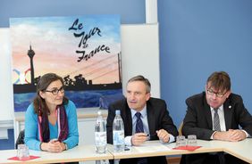 von links: Magali Durand-Assouly, Schulleiterin des Lycee francais de Düsseldorf, OB Thomas Geisel und der französische Generalkonsul Vincent Muller,; Foto: Lammert
