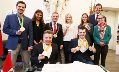 Die Medaillengewinner gemeinsam mit OB Thomas Geisel (Mitte), Carla Stockheim (vorne rechts) und Philipp Wichert, Geschäftsführer Stockheim (hinten rechts); Foto: Young
