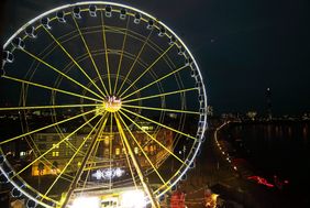 Wheel of Vision in gelb - als Zeichen der Vorfreude auf das Sportjahr 2017 in der Sportstadt Düsseldorf. Foto: David Young
