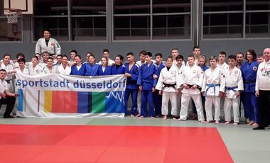 Gruppenbild der jungen Judoka mit Banner "Sportstadt Düsseldorf"
