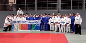 Gruppenbild der jungen Judoka mit Banner "Sportstadt Düsseldorf"