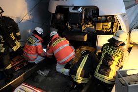 Klare Arbeitsteilung und doch Teamwork: Während die Notfallsanitäter die verunfallte Person versorgen, beginnen die Feuerwehrleute mit dem Abmontieren der Verkleidung. Anschließend muss die Bahn angehoben werden.