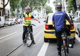Beim ersten Einsatz wurden dann gleich auch Falschparker erwischt.