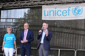 Die beiden Schirmherren des Weltkindertages, Oberbürgermeister Thomas Geisel und Landtagspräsident André Kuper (von rechts) eröffneten zusammen mit Brigitte Herzmann von UNICEF Düsseldorf das Fest zum Weltkindertag.