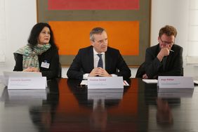 Stellten den aktuellen Stand der Planung zum Parkraumkonzept für Düsseldorf vor: Oberbürgermeister Thomas Geisel (M.), Verkehrsdezernentin Cornelia Zuschke und Ingo Pähler, Amt für Verkehrsmanagement; Foto: Young