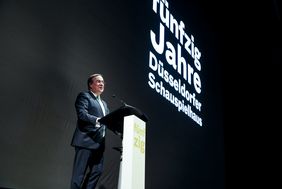 Festakt 50 Jahre Düsseldorfer Schauspielhaus: Ministerpräsident Armin Laschet bei seiner Rede, Foto: Melanie Zanin.