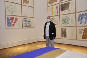 Günther Uecker im Goethe-Museum in der Sonderausstellung "Orient und Okzident sind nicht mehr zu trennen. Uecker – Hafis – Goethe"; Foto: Ingo Lammert