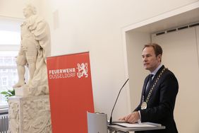 In einer Feierstunde erinnerte Oberbürgermeister Dr. Stephan Keller an die Verdienste der Feuerwehrleute während ihrer langjährigen Zugehörigkeit zur Feuerwehr. Foto: Ingo Lammert