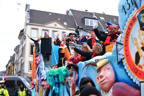 Unter dem Motto "Wir feiern das Leben" feierten Düsseldorfs Karnevalisten ausgelassen Rosenmontag.