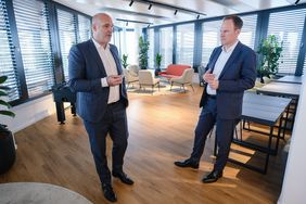Oberbürgermeister Dr. Stephan Keller (r.) im Gespräch mit Epson-Geschäftsführer Michael Rabbe. Foto: Michael Gstettenbauer