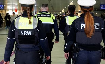 Sicherheit im Bahnhofsumfeld: Start der neuen "SiBu-Streifen"