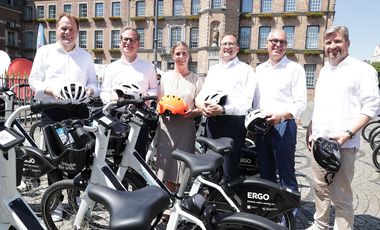 Auftakt zu Düsselbike mit  (v. l.) Oberbürgermeister Dr. Stephan Keller, Dr. Sebastian Rapsch,  ERGO, Signe Storgaard Sørensen, Donkey Republic, Dr. Oliver Horn, ERGO, Christian Molt, ERGO, und CMD-Geschäftsführer Rolf Neumann. Foto: David Young