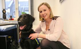 Anton ist ständiger Begleiter der Steueramts-Mitarbeiterin Carolin Schwarz - auch im Arbeitsalltag, Foto: Melanie Zanin.