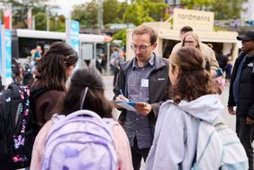 Gesprächssituation zwischen städtischem Mitarbeiter und Passanten