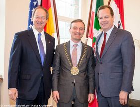Oberbürgermeister Thomas Geisel mit US-Botschafter John B. Emerson (links) und dem US-Generalkonsul Michael R. Keller (rechts) im Düsseldorfer Rathaus