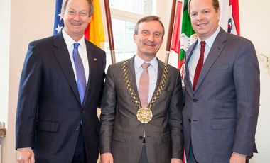 Oberbürgermeister Thomas Geisel mit US-Botschafter John B. Emerson (links) und dem US-Generalkonsul Michael R. Keller (rechts) im Düsseldorfer Rathaus