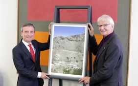 Oberbürgermeister Thomas Geisel (l.) und Bürgermeister Günter Karen-Jungen mit dem Werk "Andreas Gursky, Tour de France II, 2016"