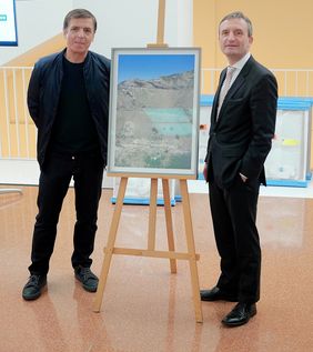 Professor Andreas Gursky und Oberbürgermeister Thomas Geisel mit Gurskys Werk "Andreas Gursky, Tour de France II, 2016". Foto: Michael Gstettenbauer
