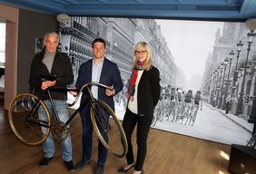 Christian Poschmann wird eingerahmt von Radsport-Experte und Berater Anthony Arndt und Theresa Winkels, Projektleiterin Grand Départ Düsseldorf 2017