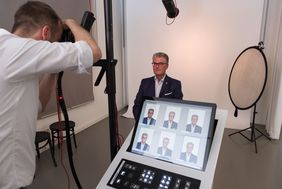 Digitaler Foto-Service: Zunächst wird ein Passfoto erstellt, wie hier vom Beigeordneten für den Bürgerservice, Prof. Dr. Andreas Meyer-Falcke; Foto: Uwe Schaffmeister