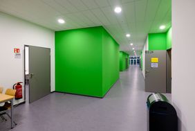 Blick in einen Flur des Erweiterungsneubaus der Gesamtschule Stettiner Straße; Foto: Schaffmeister