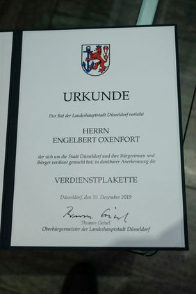 Die Verleihungsurkunde von Engelbert Oxenfort; Foto: Gstettenbauer
