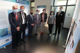 (V. l.) Kulturdezernent Hans-Georg Lohe, Stadtdirektor Burkhard Hintzsche, OB Thomas Geisel, Michael Rubinstein, Andrea Sonnen, Hildegard Jakobs, stellvertretende Leiterin der Mahn- und Gedenkstätte, und Dr. Bastian Fleermann; Foto: David Young