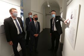 Bei einem Presserundgang mit (v. l.) Stadtdirektor Burkhard Hintzsche, Kulturdezernent Hans-Georg Lohe (hinten) und OB Thomas Geisel stellte Dr. Bastian Fleermann die zwei neuen Sonderausstellungen in der Mahn- und Gedenkstätte vor; Foto: David Young