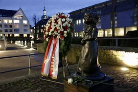 Zum Gedenken an die Sinti und Roma Europas, die Opfer des nationalsozialistischen Völkermords wurden, wurde am Mahnmal Ehra, Rheinort, am Tag des "Auschwitz-Erlasses" ein Kranz niedergelegt.