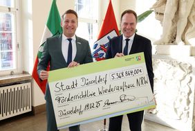 Regierungspräsident Thomas Schürmann überreichte OB Dr. Stephan Keller am Mittwoch, 19. Februar 2025, einen Förderbescheid in Höhe von rund 5,4 Millionen Euro für den Wiederaufbau. Foto: David Young