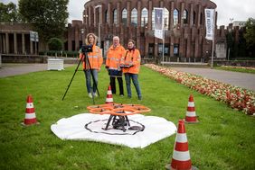 Pilotin Tilla Zimmermann, der stellvertretende Amtleiter Eberhrad Ziem und Pilotin Annika Kristin Stözel (v.l.) mit der Drohne des Vermessungs- und Katasteramtes. Foto: Uwe Schaffmeister