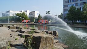 Zwei Tanklöschfahrzeuge führen dem See im IHZ-Park eine Million Frischwasser zu. Foto: Amt für Kommunikation