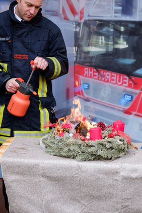 Feuerwehrsprecher Tobias Schülpen erläuterte, was zu tun ist, um Brände von Weihnachtsschmuck zu vermeiden oder zu löschen. Foto: Uwe Schaffmeister
