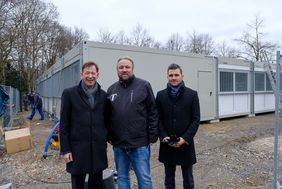 Präsentierten das Übergangsvereinsheim rechtzeitig vor dem Ende der Winterpause (v.l.n.r.):  Stadtdirektor Burkhard Hintzsche, Michael Drinhausen (1. Vorsitzender Schwarz-Weiß 06) und Mark von Dahlen (2. Vorsitzender); Foto: Schaffmeister 