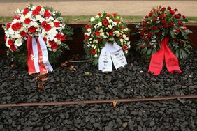 Beim Gedenken an die Opfer des Holocaust wurden Kränze am Mahnmal des ehemaligen Güterbahnhofs Derendorf niedergelegt.