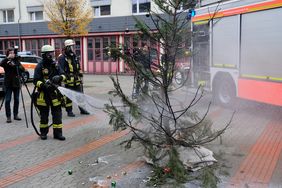 In der Weihnachtszeit kommt es immer wieder zu Bränden von Adventsgestecken oder Weihnachtsbäumen. Die Feuerwehr Düsseldorf zeigte, wie schnell sich der Brand eines Tannenbaumes entwickeln und ausbreiten kann - und wie sie solche Brände löscht.