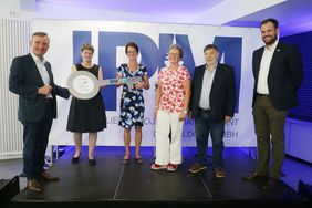 OB Thomas Geisel (v.l.) überreichte bei der offiziellen Eröffnung des Neubaus den symbolischen Schlüssel an die Schulleiterinnen Sabine von Zedlitz-Neukirch (Max-Weber-Berufskolleg) und Heike Joerß (Walter-Eucken-Berufskolleg).