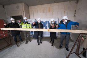 (v.l.) Ralf Elgner, Michael Köhler, Burkhard Hintzsche, Berit Leisten und Johannes Horn beim symbolischen Nagelschlag, Foto: M. Gstettenbauer.