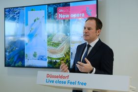 In seinem Vortrag sprach Oberbürgermeister Dr. Stephan Keller einige der laufenden und geplanten Projekte in Düsseldorf an. Foto: Landeshauptstadt Düsseldorf/Michael Gstettenbauer