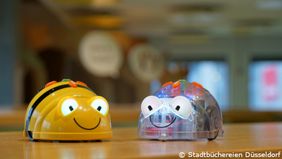 Foto mit zwei Beebot Robotern