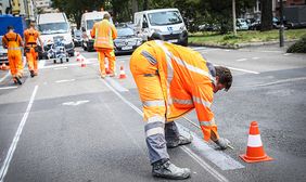 Markierungsarbeiten für den Radweg Prinz-Georg-Straße © Landeshauptstadt Düsseldorf/Melanie Zanin 