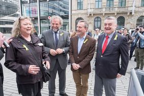 Innenminister Herbert Reul, Oberbürgermeister Thomas Geisel, Polizeipräsident Norbert Wesseler und Stefanie Jeske, 1. Vorsitzende Subvenio e.V.", eröffneten den Tag des Unfallopfers auf dem Schadowplatz. Foto: Uwe Schaffmeister