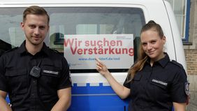 Auszubildende beim Ordnungs- und Servicedienst schätzen die Arbeit dort: Maximilian Croonenbroek und Sarah Schaefers. Foto: Wilfried Meyer