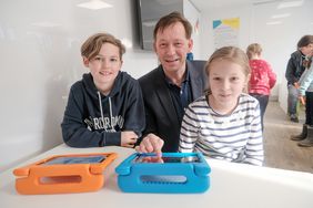 Stadtdirektor Burkhard Hintzsche mit der Schülerin Floe und dem Schüler Paul. Foto: Michael Gstettenbauer