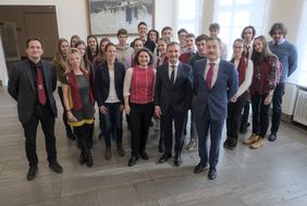 Oberbürgermeister Thomas Geisel empfing die Schülerinnen und Schüler, die vom ungarischen Generalkonsul Balázs Szegner (vorne rechts) begleitet wurden. Foto: Gstettenbauer